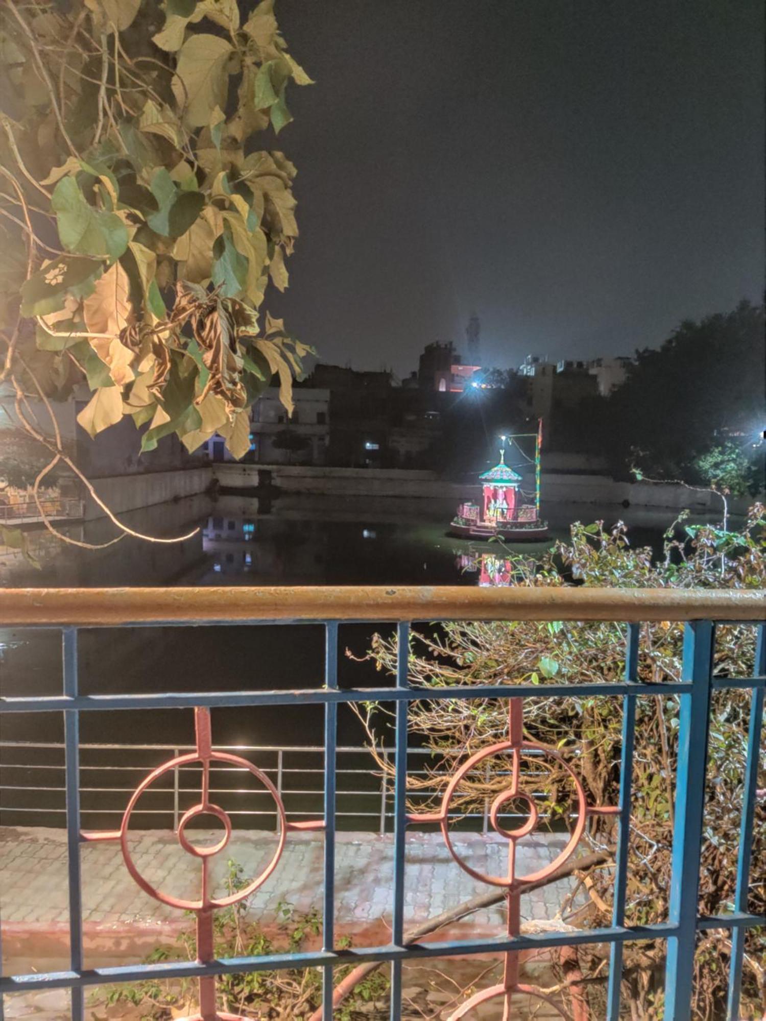 Madhuri Guest House Варанаси Экстерьер фото