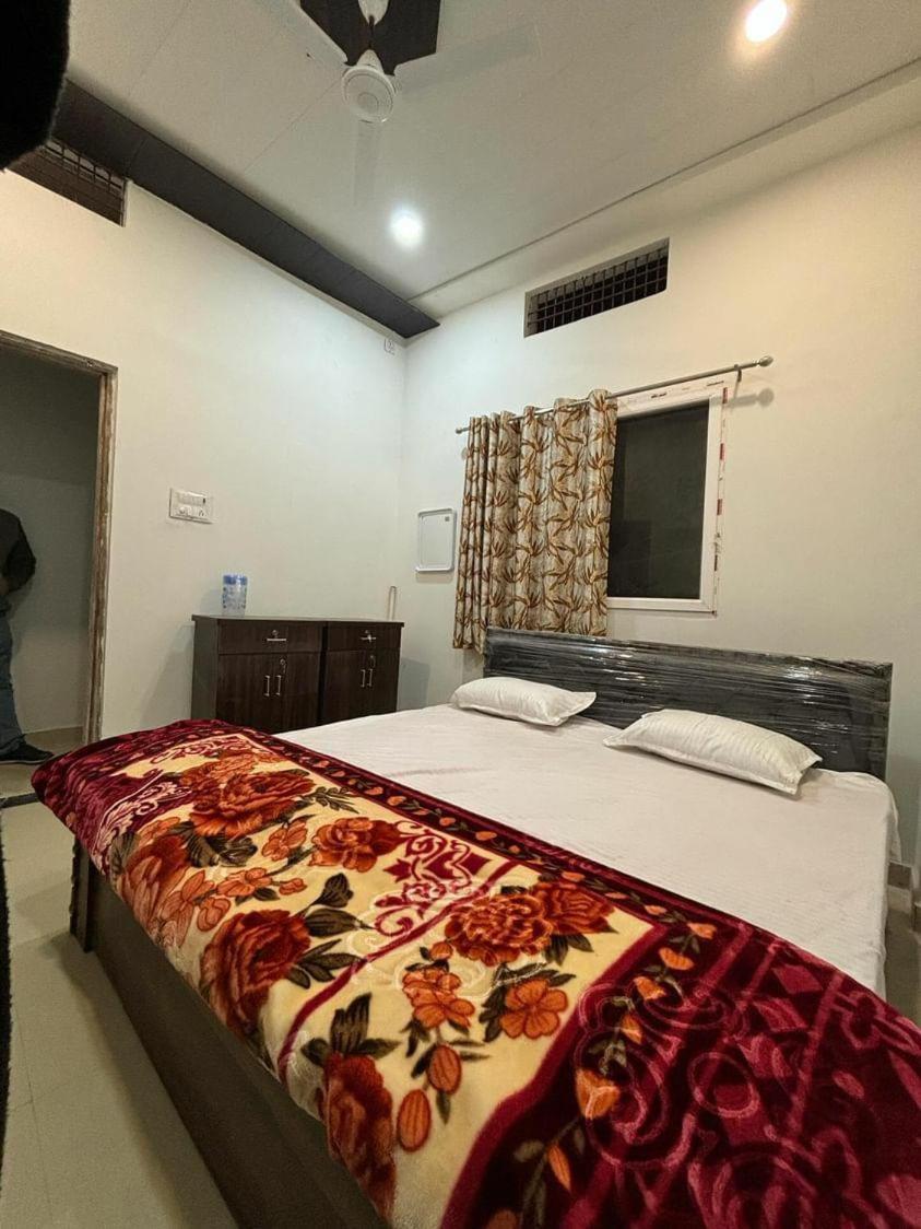 Madhuri Guest House Варанаси Экстерьер фото