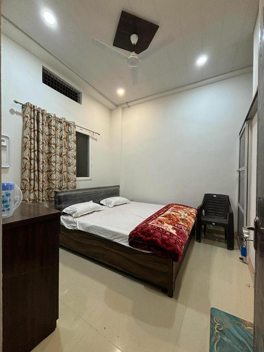 Madhuri Guest House Варанаси Экстерьер фото