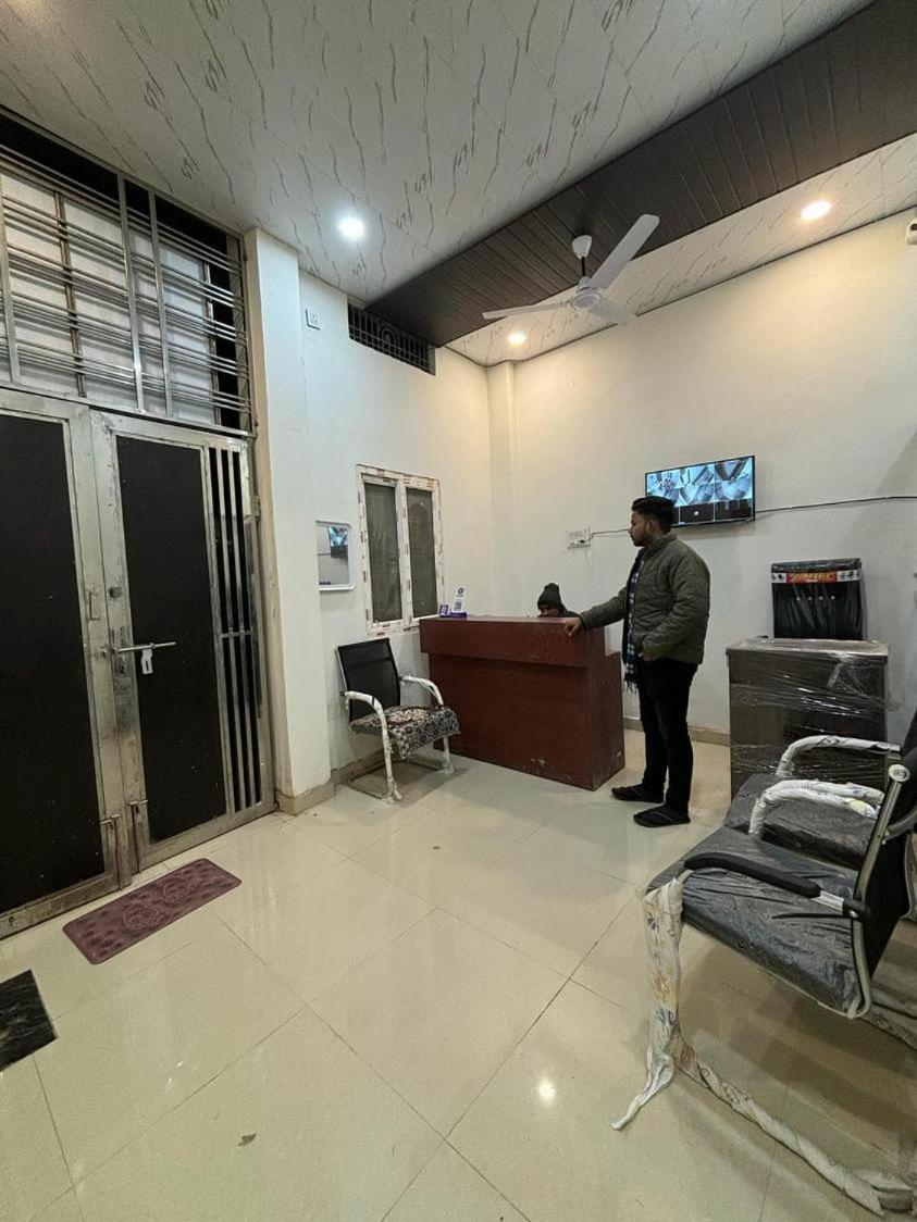 Madhuri Guest House Варанаси Экстерьер фото
