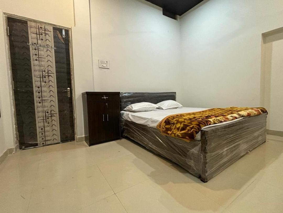 Madhuri Guest House Варанаси Экстерьер фото