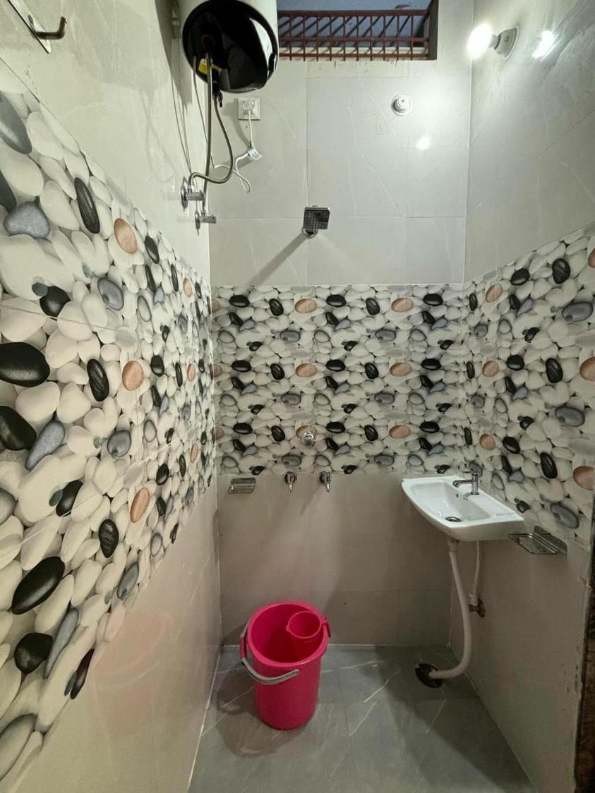 Madhuri Guest House Варанаси Экстерьер фото
